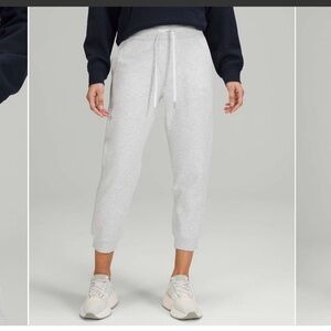 Lululemon Scuba High-Rise Cropped Jogger
Heathered Core Ultra Light Grey